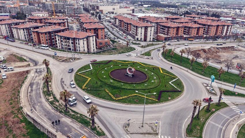 Kahramanmaraş'ta kavşaklarda açan çiçekler görsel şölen oluşturdu