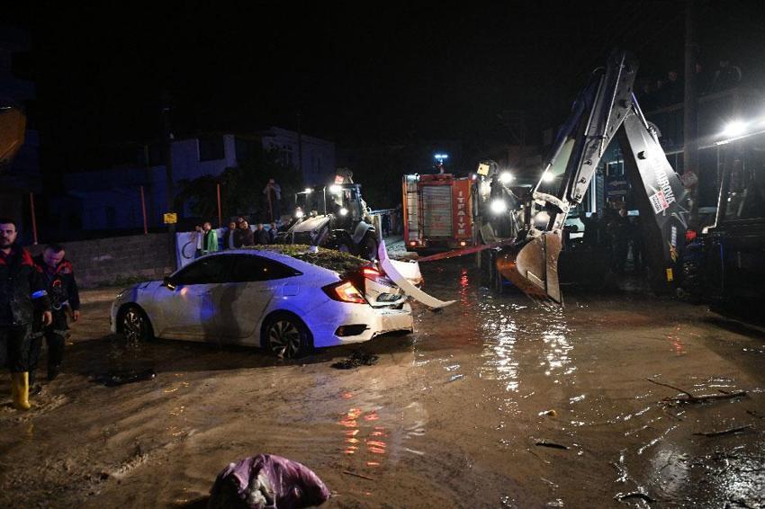 Kadirli'de Sele kapılan araçtaki 2 kişi hayatını kaybetti, çevre illerden destek ekipleri sevk edildi