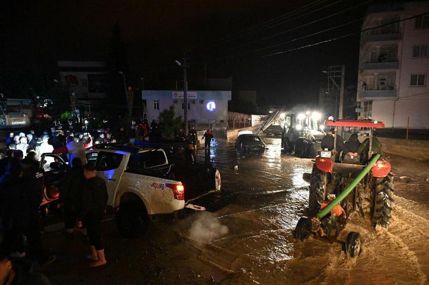 Kadirli'de Sele kapılan araçtaki 2 kişi hayatını kaybetti, çevre illerden destek ekipleri sevk edildi