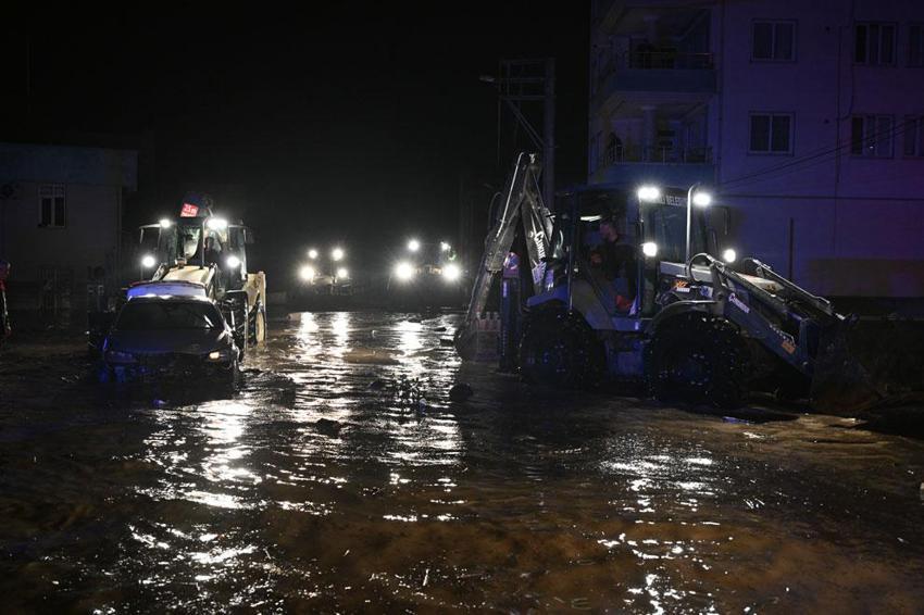 Kadirli'de Sele kapılan araçtaki 2 kişi hayatını kaybetti, çevre illerden destek ekipleri sevk edildi
