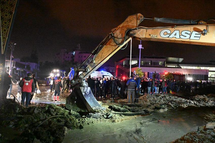 Kadirli'de Sele kapılan araçtaki 2 kişi hayatını kaybetti, çevre illerden destek ekipleri sevk edildi