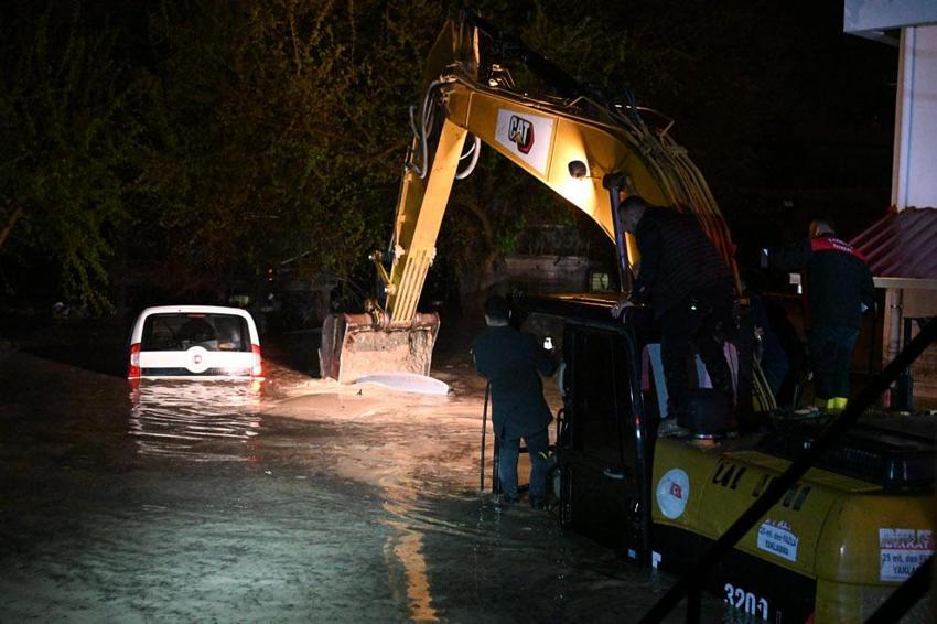 Kadirli'de Sele kapılan araçtaki 2 kişi hayatını kaybetti, çevre illerden destek ekipleri sevk edildi