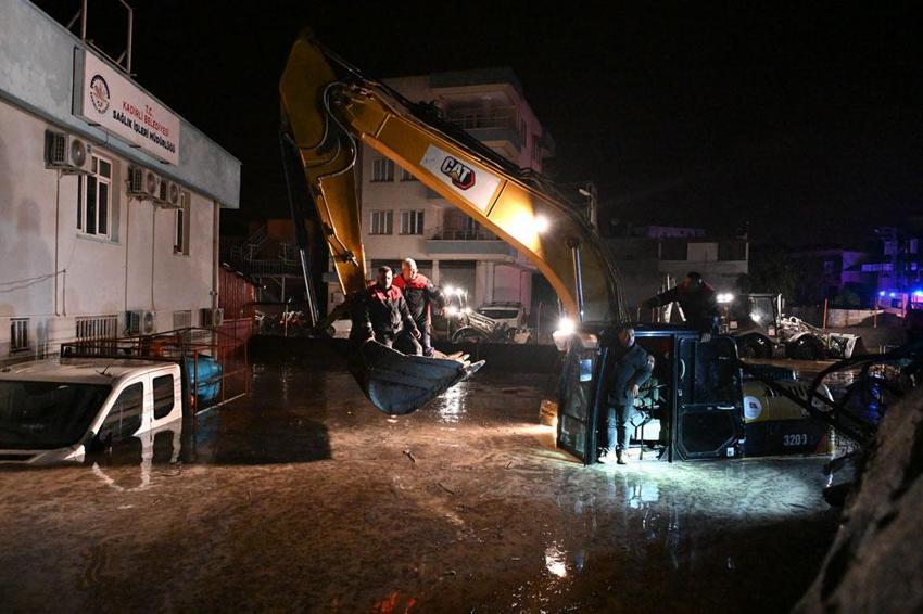Kadirli'de Sele kapılan araçtaki 2 kişi hayatını kaybetti, çevre illerden destek ekipleri sevk edildi