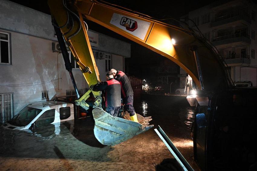 Kadirli'de Sele kapılan araçtaki 2 kişi hayatını kaybetti, çevre illerden destek ekipleri sevk edildi