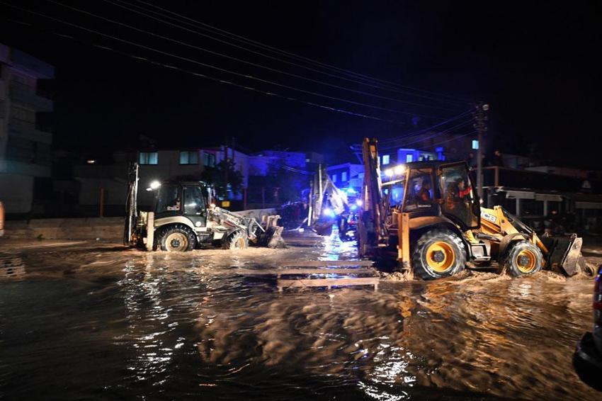 Kadirli'de Sele kapılan araçtaki 2 kişi hayatını kaybetti, çevre illerden destek ekipleri sevk edildi