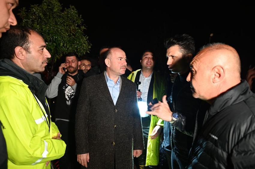 Kadirli'de Sele kapılan araçtaki 2 kişi hayatını kaybetti, çevre illerden destek ekipleri sevk edildi