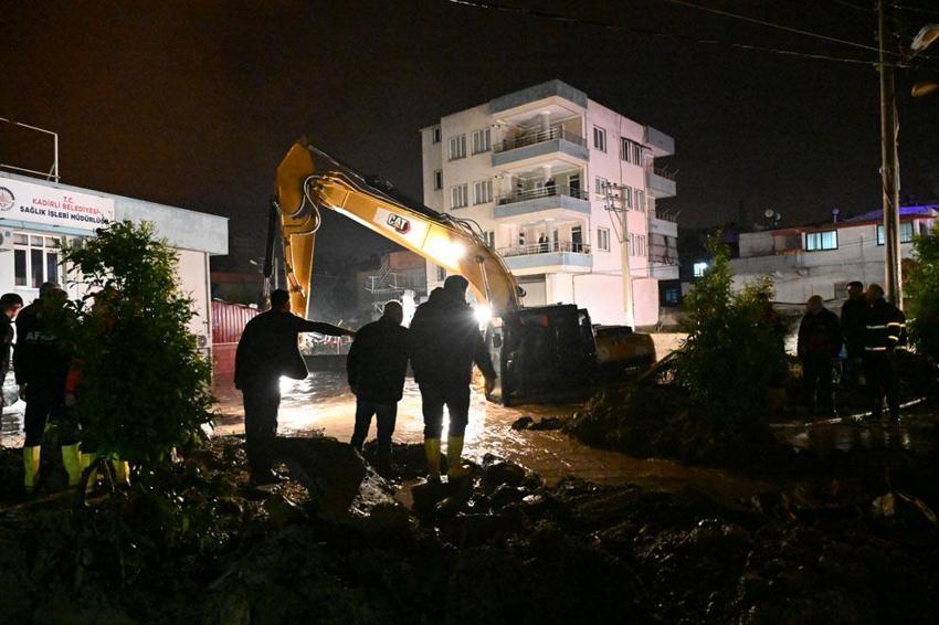 Kadirli'de Sele kapılan araçtaki 2 kişi hayatını kaybetti, çevre illerden destek ekipleri sevk edildi