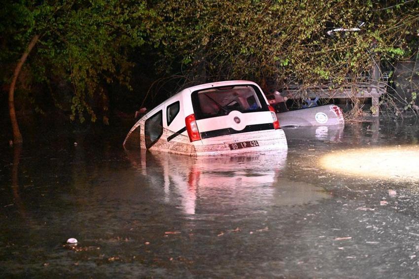 Kadirli'de Sele kapılan araçtaki 2 kişi hayatını kaybetti, çevre illerden destek ekipleri sevk edildi
