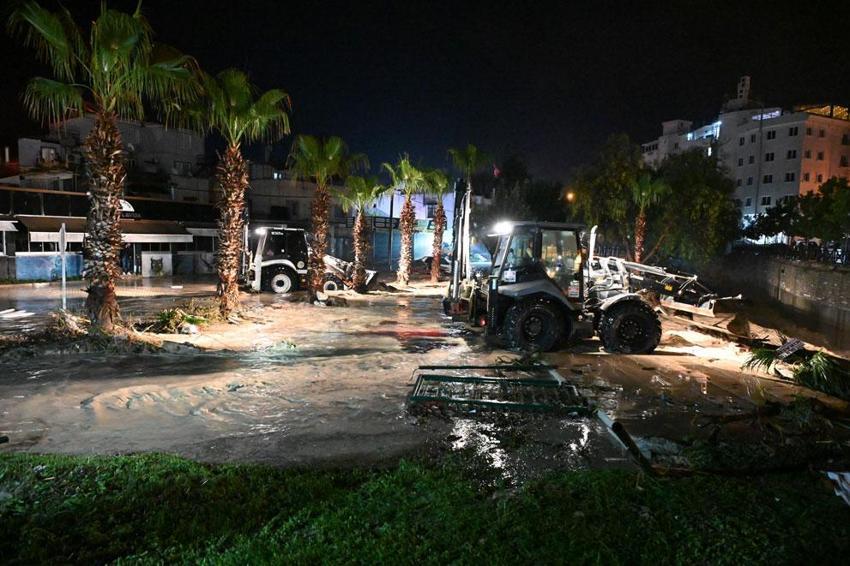 Kadirli'de Sele kapılan araçtaki 2 kişi hayatını kaybetti, çevre illerden destek ekipleri sevk edildi