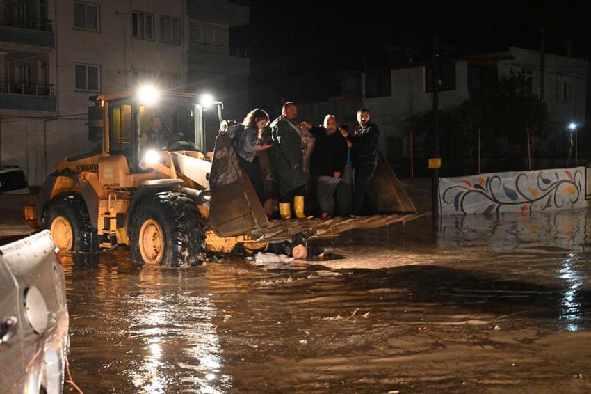 Kadirli'de Sele kapılan araçtaki 2 kişi hayatını kaybetti, çevre illerden destek ekipleri sevk edildi