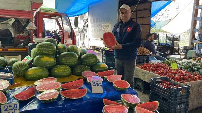Karpuz dilim dilim pazara düştü! Fiyatı yüksek ama satın alan çok