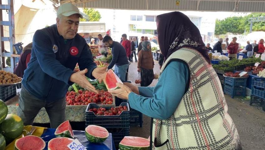 Karpuz dilim dilim pazara düştü! Fiyatı yüksek ama satın alan çok