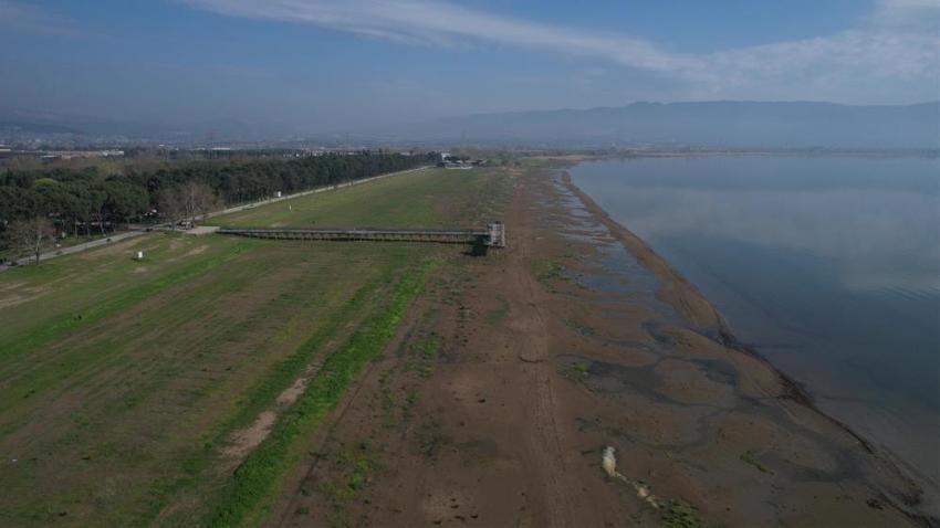 Her yerde göl ve barajların su seviyesi artarken İznik Gölü'nde su çekildi! Bölge halkı kara kara düşünüyor