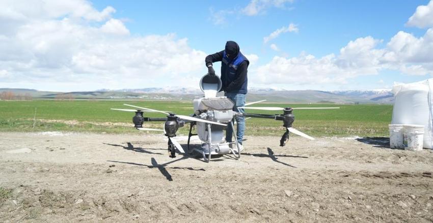 Muş'ta tarlalara teknolojik çözüm: Dron ile yapıldı