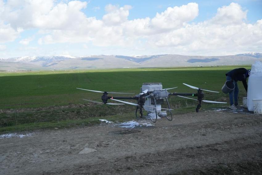 Muş'ta tarlalara teknolojik çözüm: Dron ile yapıldı