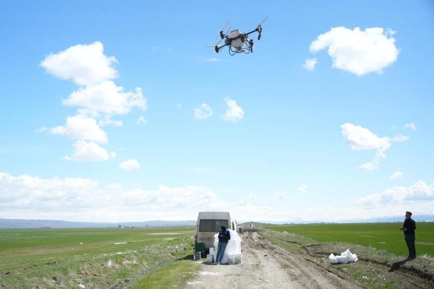 Muş'ta tarlalara teknolojik çözüm: Dron ile yapıldı