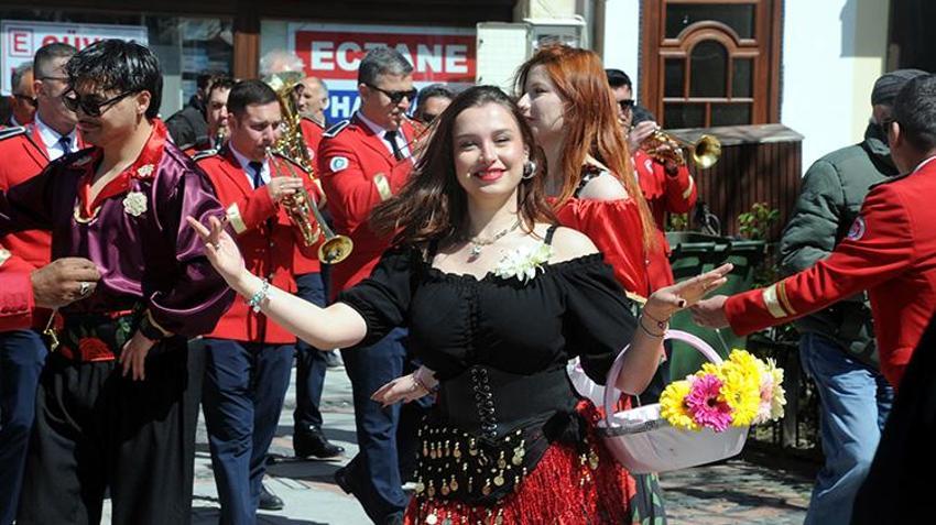 Edirne'de sokaklar renk cümbüşüne döndü! Özel günde onlarca etkinlik gerçekleştirildi