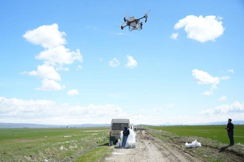 Muş’ta üreticiler modern tarım teknikleriyle 42 bin dönümlük tarım arazisini dron ile gübreledi