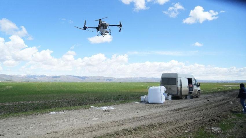 Muş’ta üreticiler modern tarım teknikleriyle 42 bin dönümlük tarım arazisini dron ile gübreledi