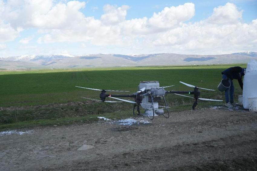 Muş’ta üreticiler modern tarım teknikleriyle 42 bin dönümlük tarım arazisini dron ile gübreledi