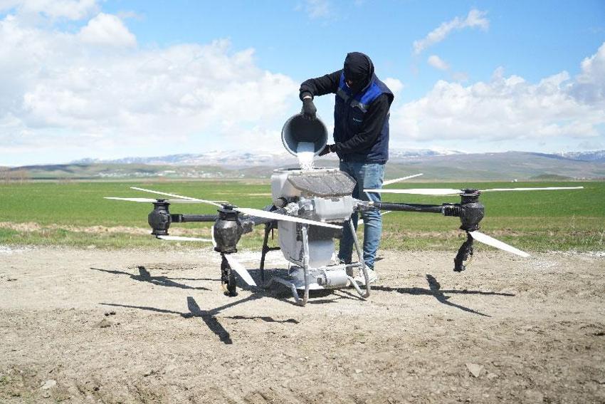Muş’ta üreticiler modern tarım teknikleriyle 42 bin dönümlük tarım arazisini dron ile gübreledi