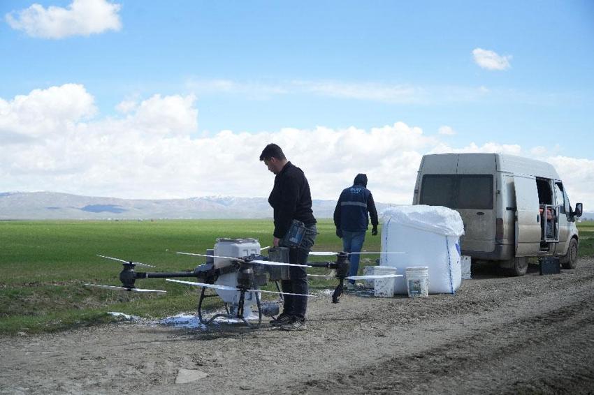 Muş’ta üreticiler modern tarım teknikleriyle 42 bin dönümlük tarım arazisini dron ile gübreledi