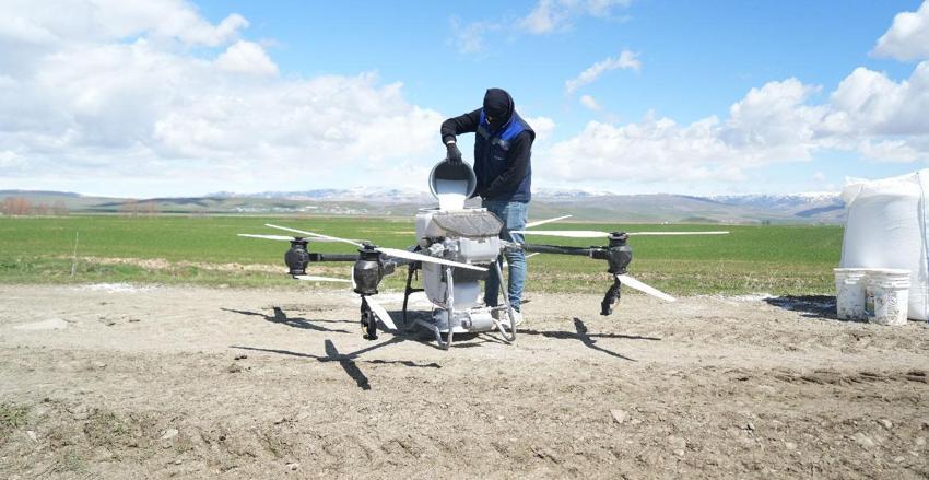 Muş’ta üreticiler modern tarım teknikleriyle 42 bin dönümlük tarım arazisini dron ile gübreledi