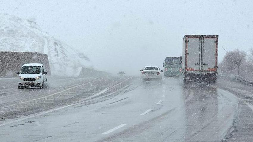 Van'da şaşkına çeviren nisan karı! 11 yerleşim yerinin yolları kapandı trafik olumsuz etkilendi