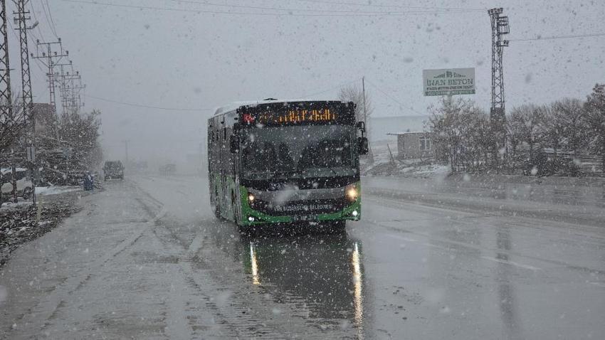 Van'da şaşkına çeviren nisan karı! 11 yerleşim yerinin yolları kapandı trafik olumsuz etkilendi