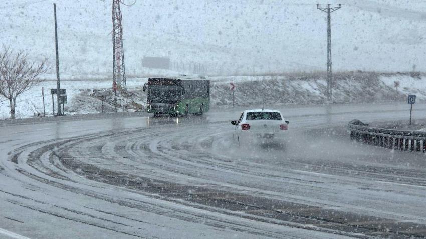 Van'da şaşkına çeviren nisan karı! 11 yerleşim yerinin yolları kapandı trafik olumsuz etkilendi