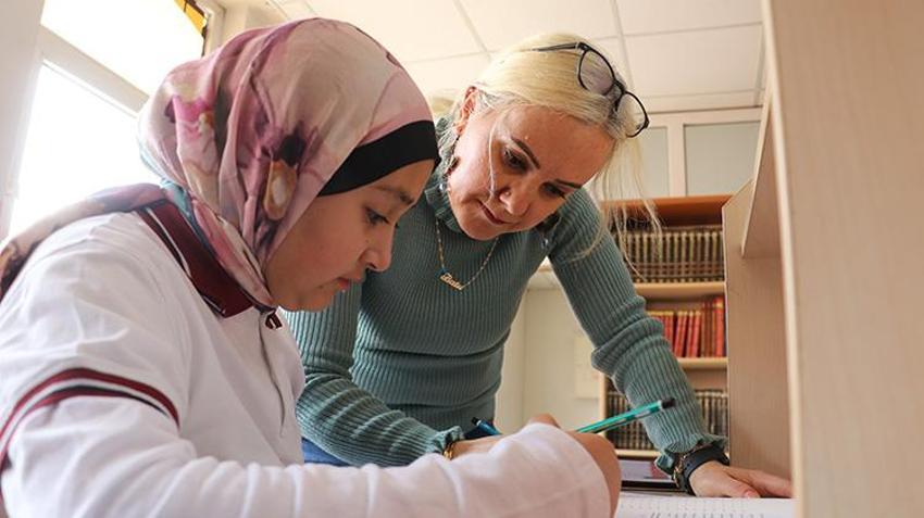 Diyarbakır'da öğretmenler seferber oldu: Maddi imkanı kısıtlı olan kırsaldaki 119 genç kızı YKS’ye hazırlıyorlar!