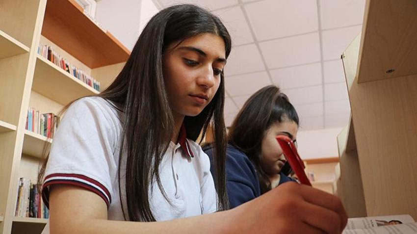 Diyarbakır'da öğretmenler seferber oldu: Maddi imkanı kısıtlı olan kırsaldaki 119 genç kızı YKS’ye hazırlıyorlar!