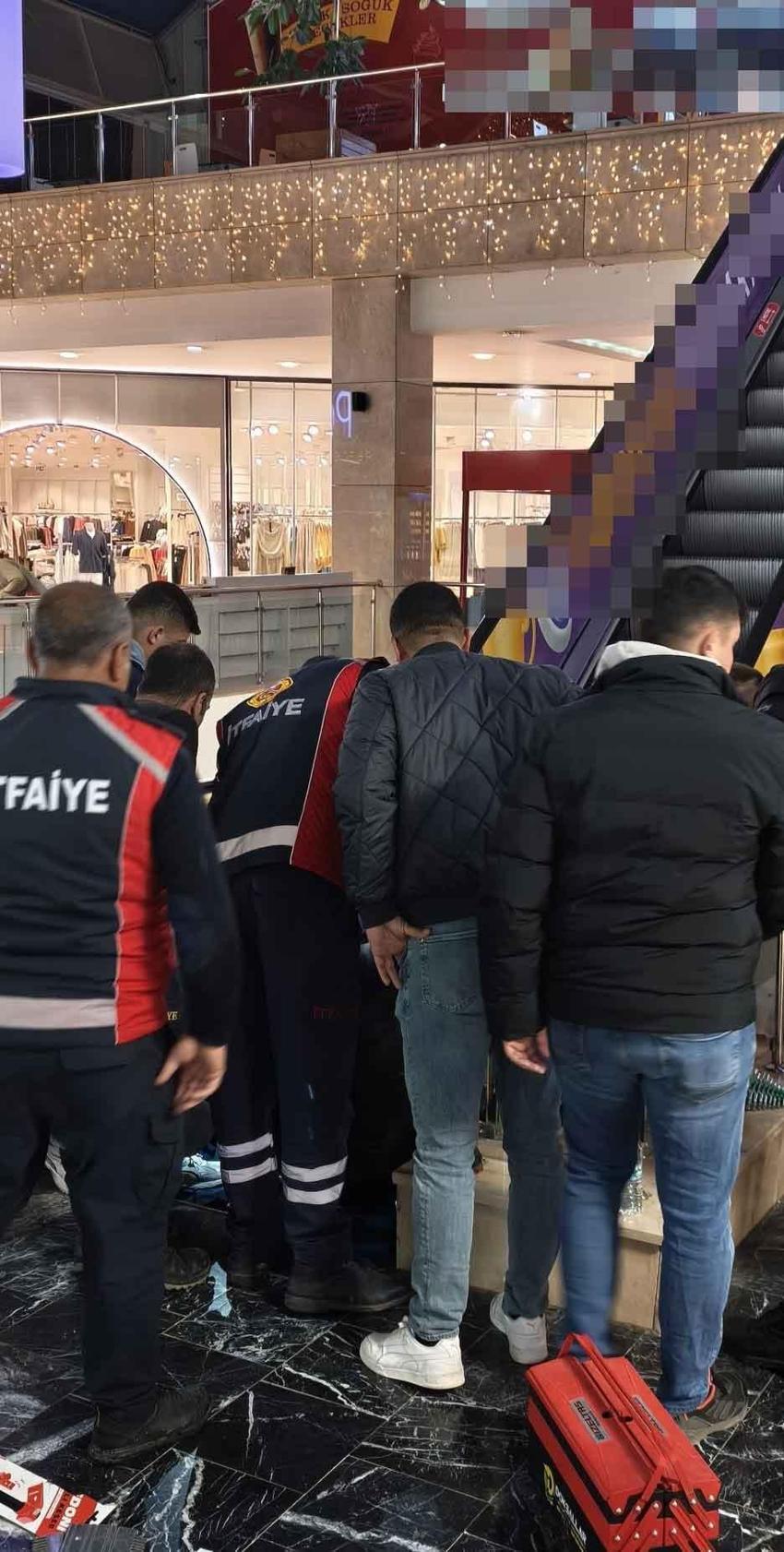 AVM'de korkunç olay! Yürüyen merdivene eli sıkışan çocuğun parmağı koptu