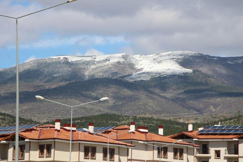 Amasya’da beklenmedik bir doğa olayı yaşandı! Şehrin zirveleri beyaza büründü