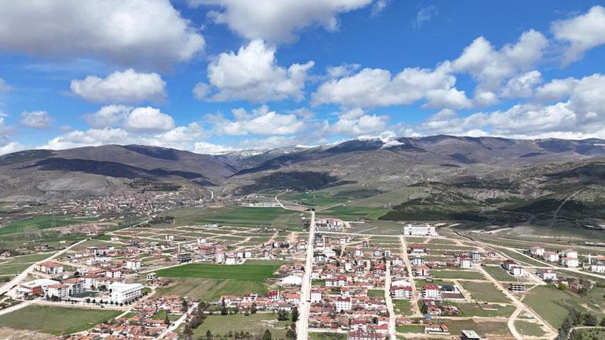 Amasya’da beklenmedik bir doğa olayı yaşandı! Şehrin zirveleri beyaza büründü