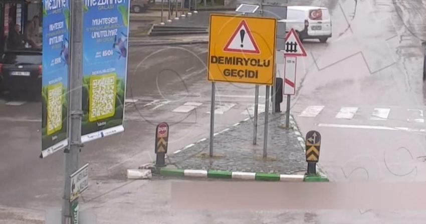 Amasya’da kontrolden çıkan otomobil durakta bekleyenleri teğet geçti: O anlar kamerada