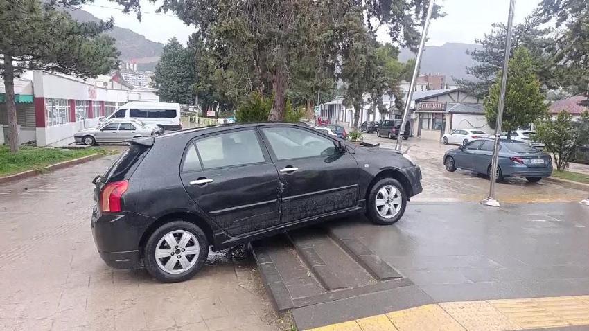 Amasya’da kontrolden çıkan otomobil durakta bekleyenleri teğet geçti: O anlar kamerada