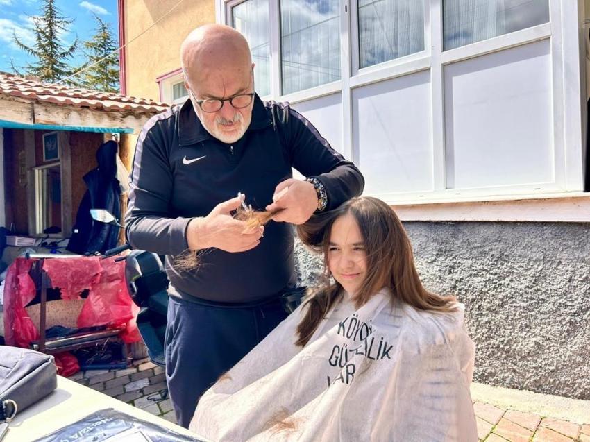 Yozgatlı kuaför köy köy gezip çocukların saçlarını kesiyor! 74 çocuğun saçı ilk kez profesyonel ellerle kesildi