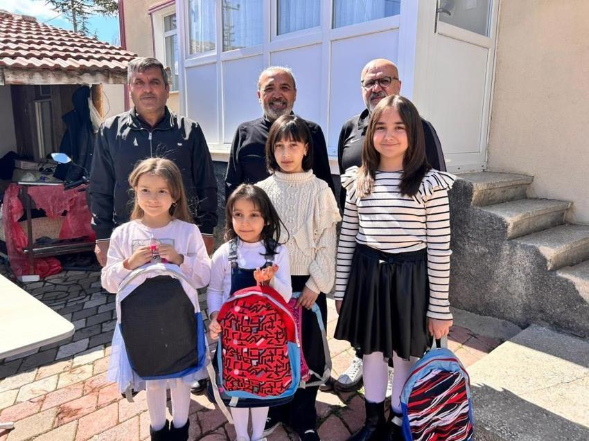 Yozgatlı kuaför köy köy gezip çocukların saçlarını kesiyor! 74 çocuğun saçı ilk kez profesyonel ellerle kesildi