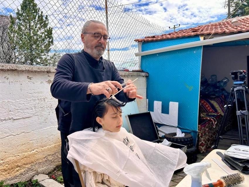 Yozgatlı kuaför köy köy gezip çocukların saçlarını kesiyor! 74 çocuğun saçı ilk kez profesyonel ellerle kesildi