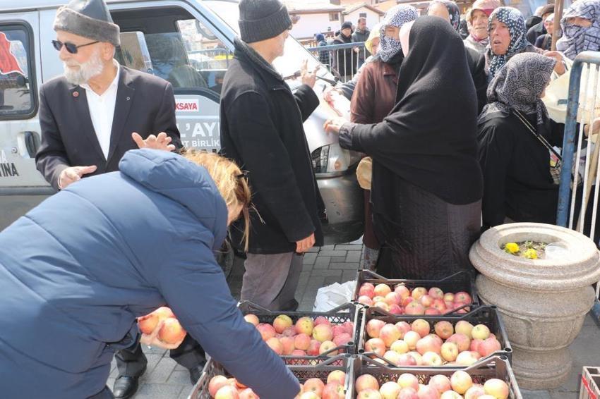 'Elmacı Dede' Ankara'da şehit polislerin hayrına elma dağıttı