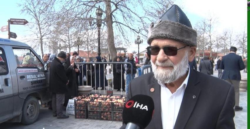 'Elmacı Dede' Ankara'da şehit polislerin hayrına elma dağıttı