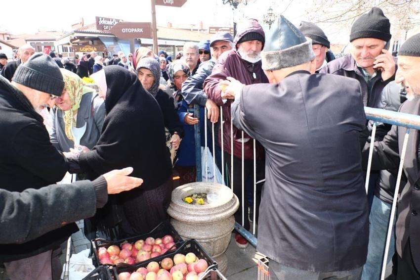 'Elmacı Dede' Ankara'da şehit polislerin hayrına elma dağıttı