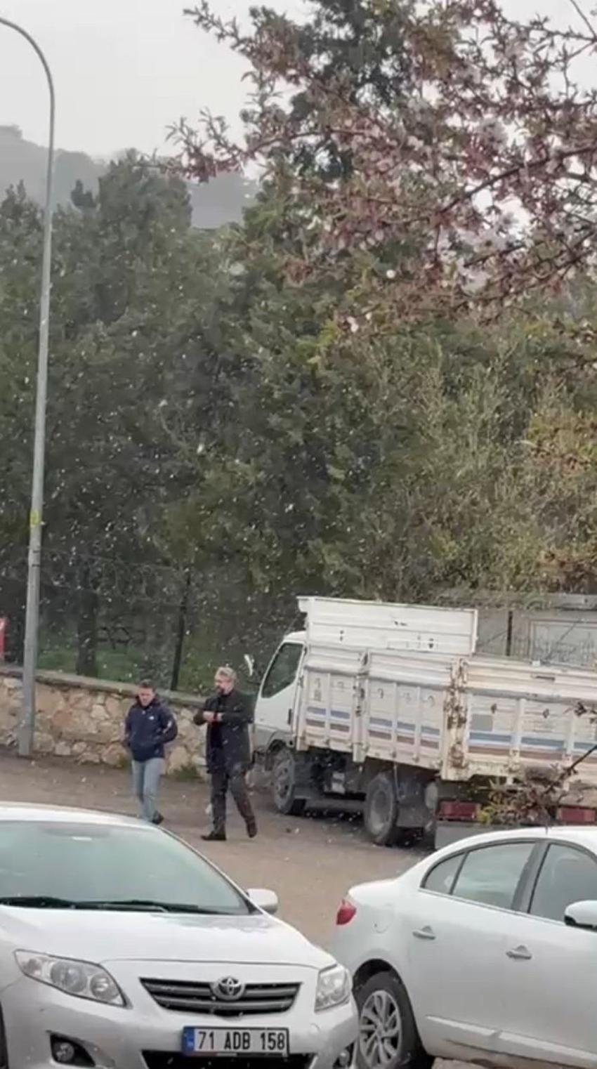 Eskişehir'e nisan ayında yağan kar vatandaşlara sürpriz oldu