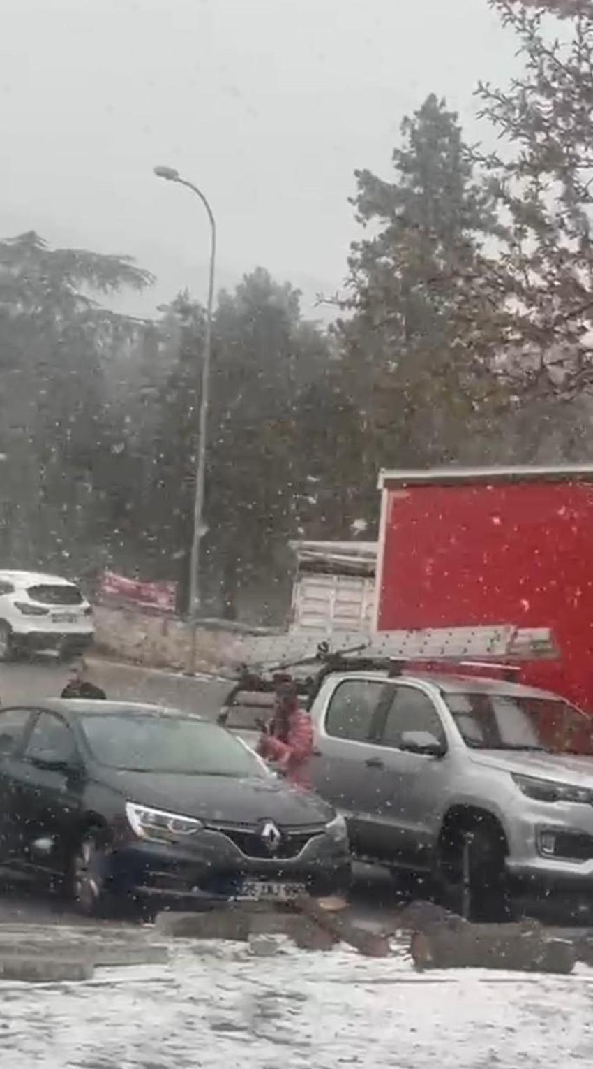 Eskişehir'e nisan ayında yağan kar vatandaşlara sürpriz oldu