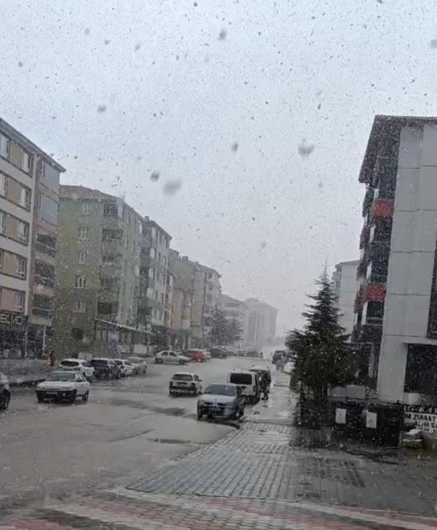 Eskişehir'e nisan ayında yağan kar vatandaşlara sürpriz oldu