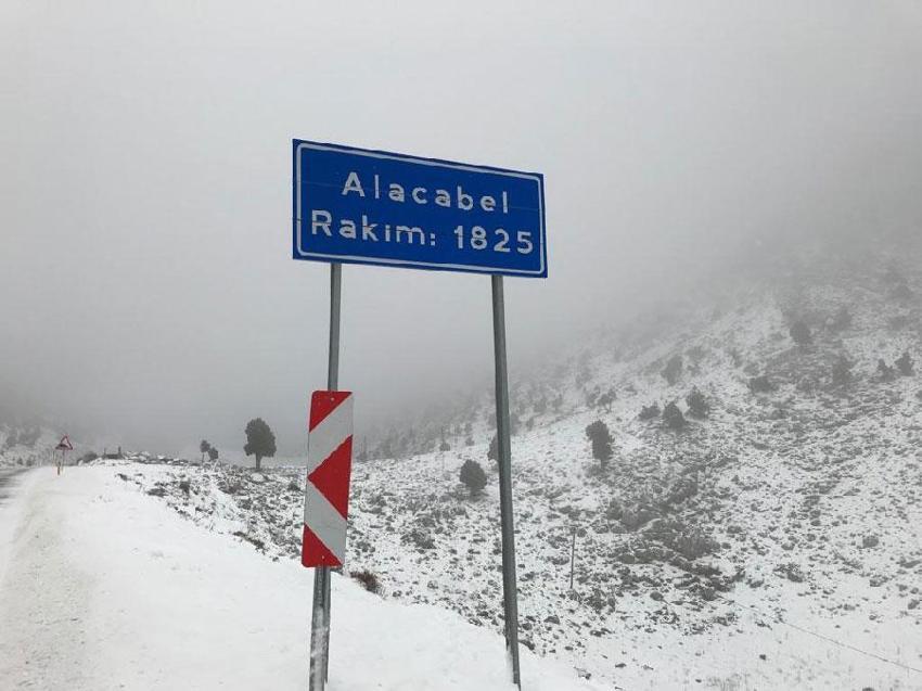 Antalya'da Nisan ayında kar sürprizi yaşandı! Vatandaşlar karın keyfini çıkardı, sürücülere uyarı geldi