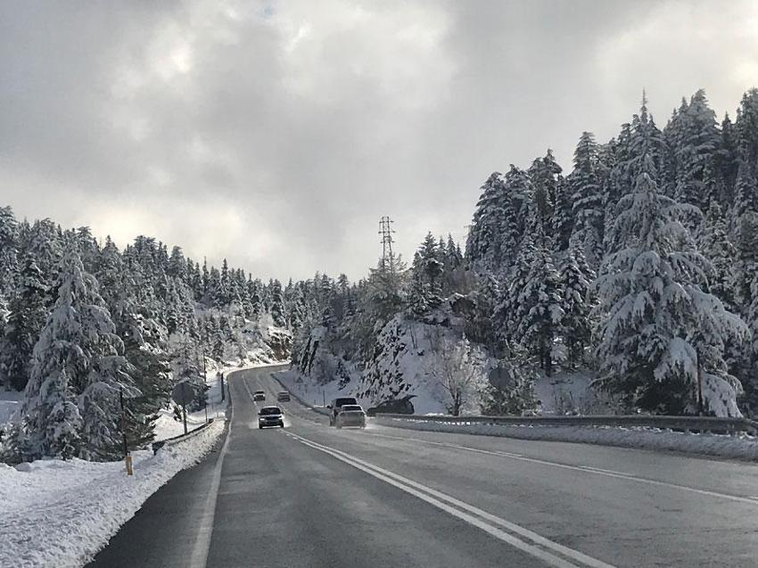 Antalya'da Nisan ayında kar sürprizi yaşandı! Vatandaşlar karın keyfini çıkardı, sürücülere uyarı geldi