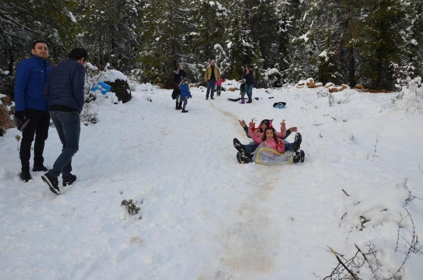 Antalya'da Nisan ayında kar sürprizi yaşandı! Vatandaşlar karın keyfini çıkardı, sürücülere uyarı geldi
