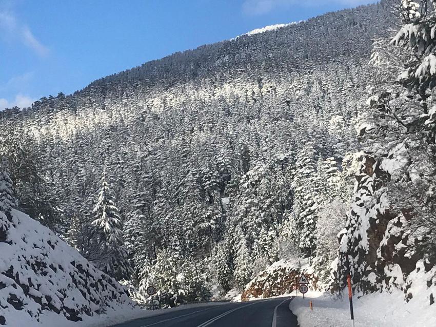 Antalya'da Nisan ayında kar sürprizi yaşandı! Vatandaşlar karın keyfini çıkardı, sürücülere uyarı geldi